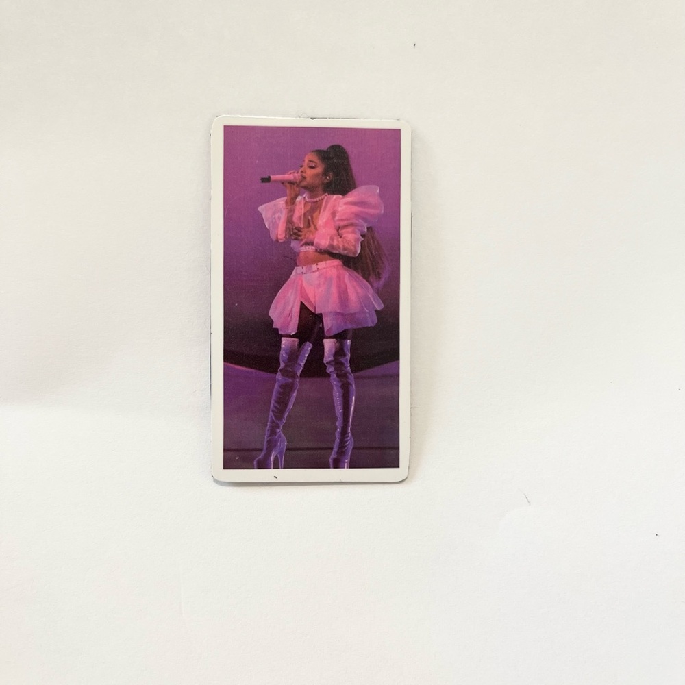 Ariana Grande Magnet